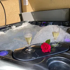 Hébergement de vacances Des Combes Blanches Avec Piscine Et Jacuzzi, Frayssinet-le-Gélat